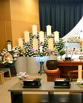生花祭壇プラン+お棺をランクアップ、遺影をカラー額に変更