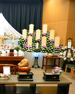 生花祭壇プラン+お棺をランクアップ、遺影をカラー額に変更