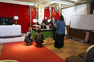 展示品のご案内の様子