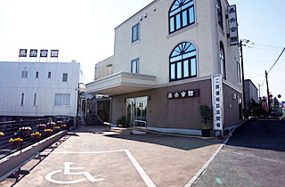 県央会館外観