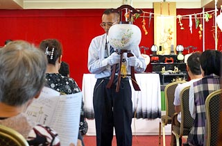 壇の飾り方、提灯の組み立てを実演