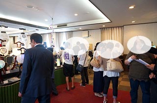 説明後の展示相談の様子
