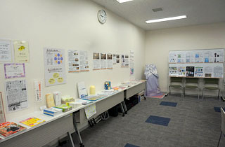 終活関連の書籍や資料等を展示