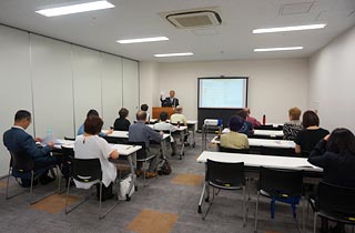 セミナーの様子:関心を持って聴いていただけました