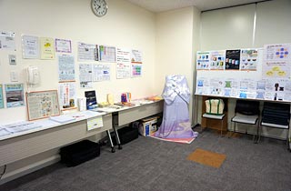 終活関連の書籍や資料等を展示